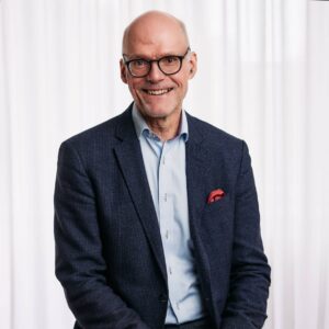 Gunter hiltman i blå kaval med ljusblå skjorta