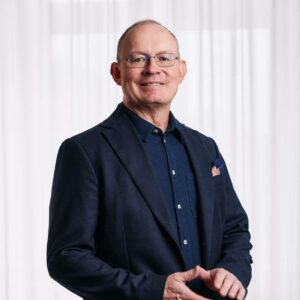 Håkan ivarsson i mörkblå skjorta och svart kavaj