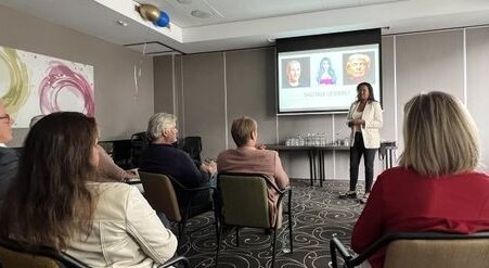 Vrouwelijke leider geeft een presentie