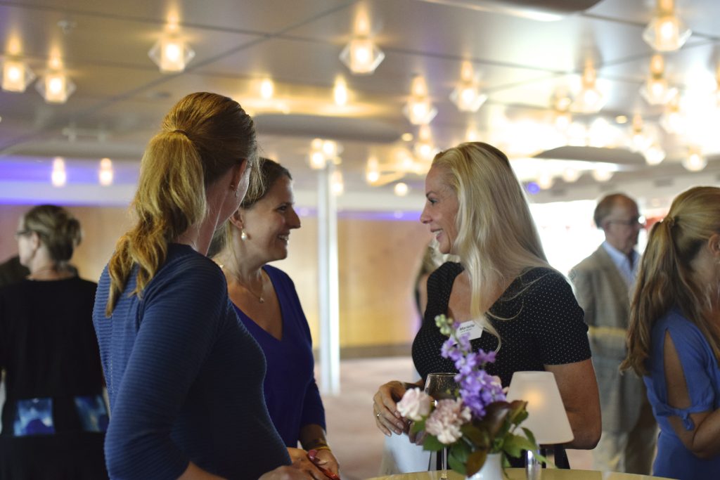 Drie vrouwelijke leiders tijdens een netwerk event