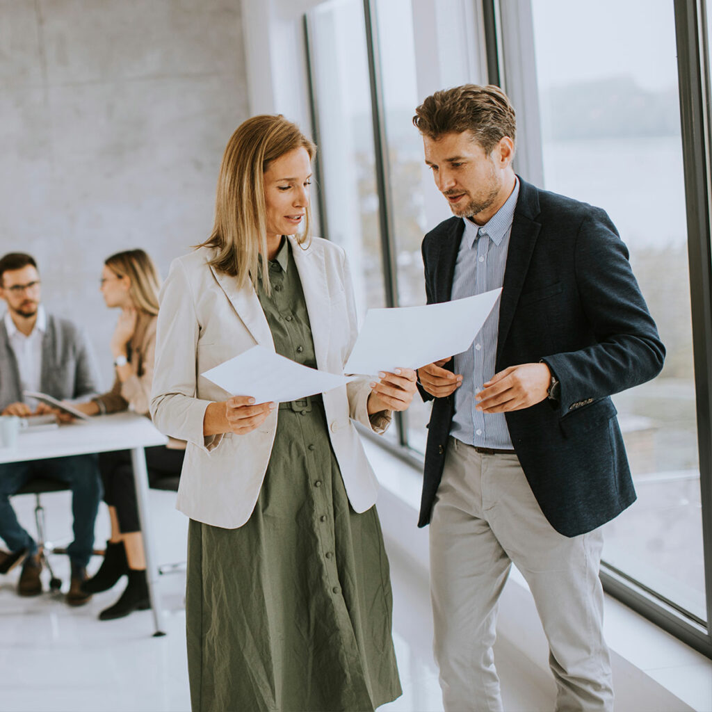 En CEO viser et dokument til en kollega
