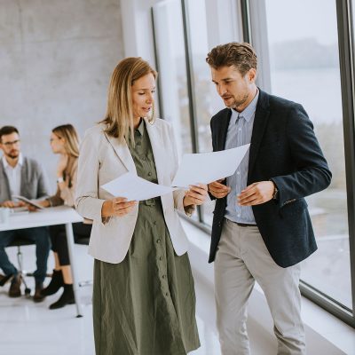 En CEO viser et dokument til en kollega