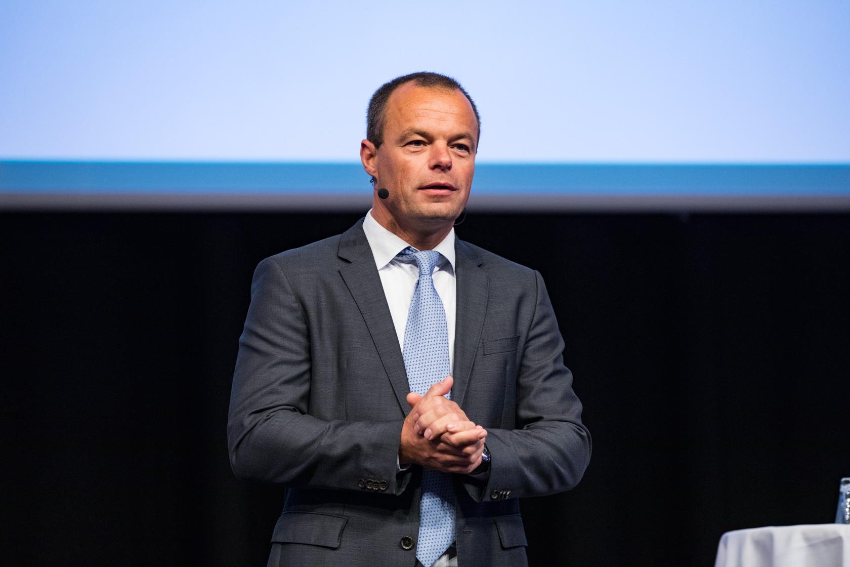 Zakelijke leider (man in pak met handsfree microfoon)