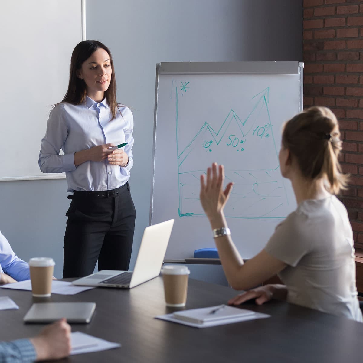 Jokainen ryhmä tapaa 5-6 kertaa vuodessa ja tapaamisia fasilitoi ammattitaitoinen ryhmänvetäjä, jolla on vahvaa kokemusta omalta alaltaan.