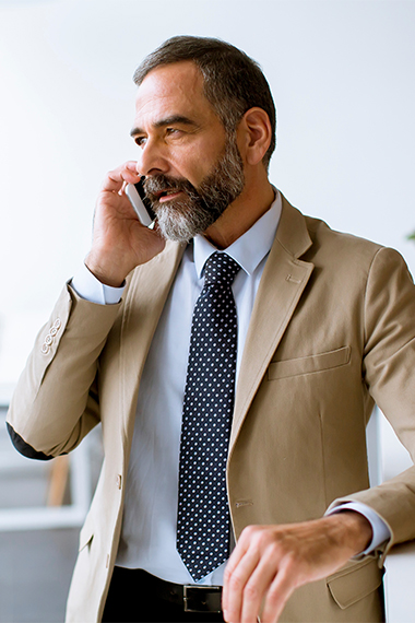Kompetensnätverk för Sales & Buiness Development. En man som pratar i telefon