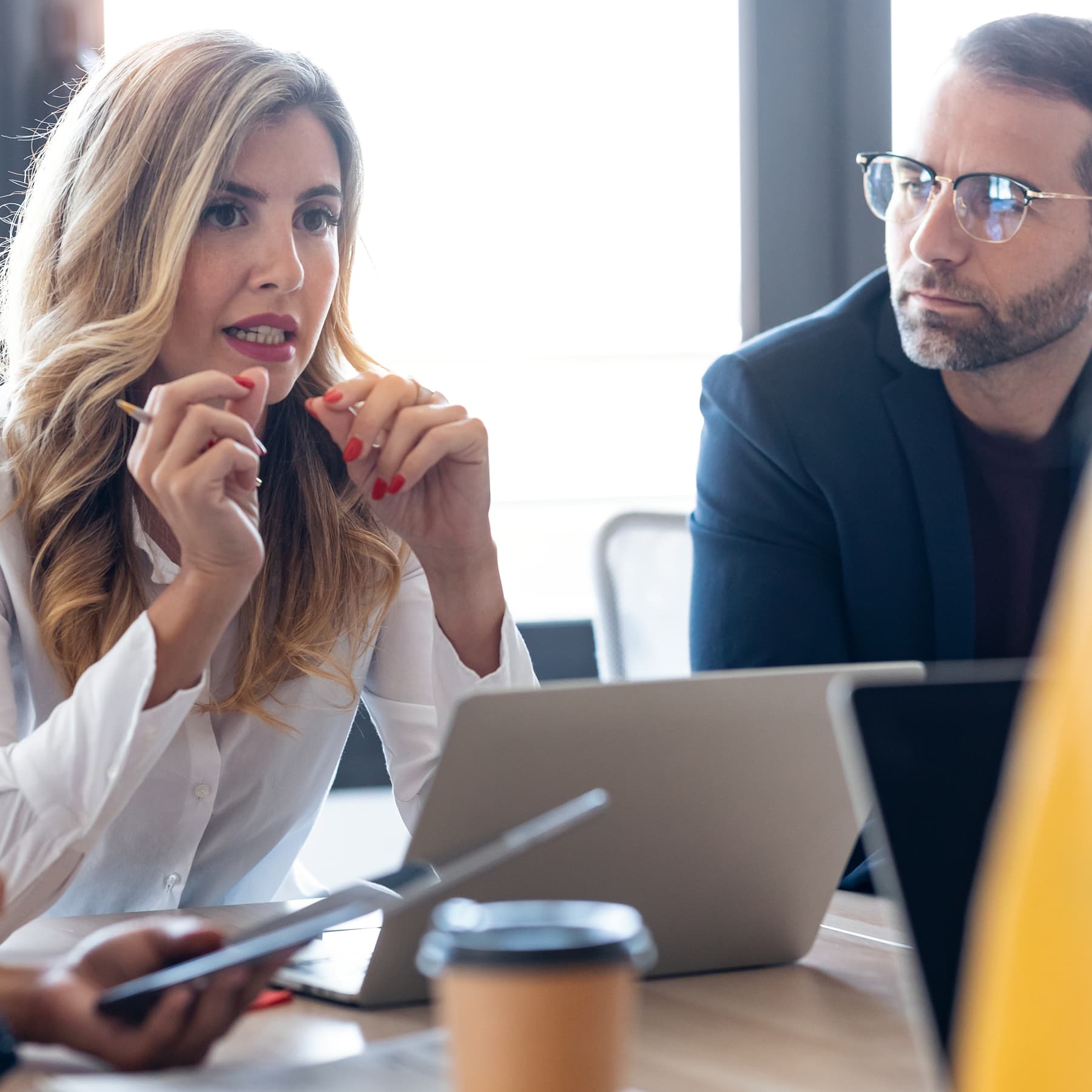 En af nøglerne til at skabe værdi er at adressere udfordringer og dilemmaer på en struktureret og fokuseret måde. Det har vi udviklet en model til, som alle grupper bruger i deres arbejde. 