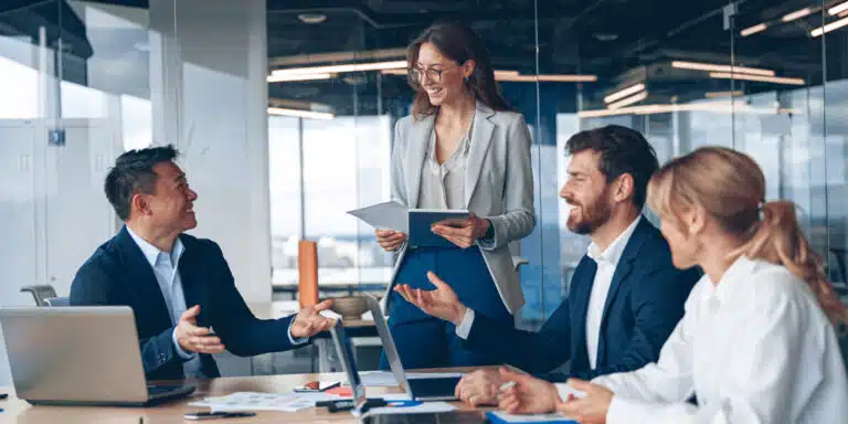 Etisk blindhed forekommer, når chefer overbebyrder deres ansatte. En chef taler med to ansatte