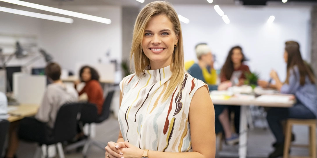 Kundeservicechef med sit team i baggrunden